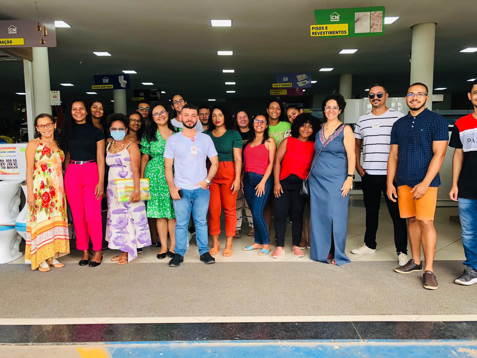 Turma de Design de Interiores do Campus Codó aprende sobre sistemas de iluminação durante visita técnica a loja de material de construção