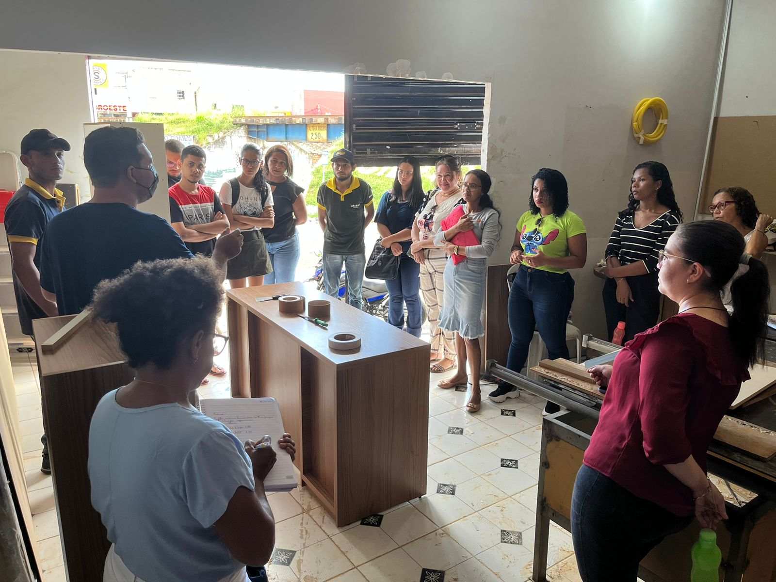 Turma do Curso de Design de Interiores observa a prática de quem atua na área de móveis projetados durante visita técnica