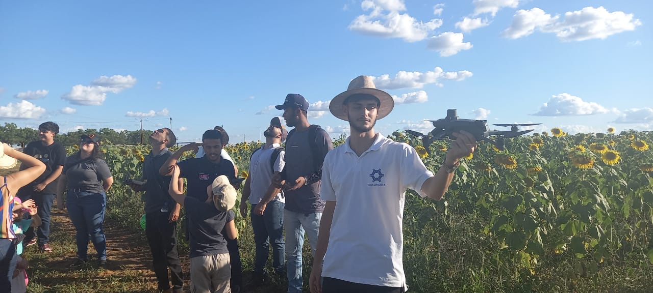 Turmas de Agrocomputação e Geoprocessamento participam de minicurso e exposição de drones no AgroBalsas 2024