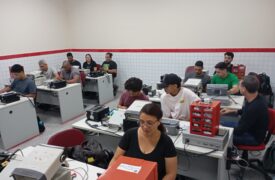 Estudantes do curso de Energias Renováveis participam de aula prática no laboratório do Senai