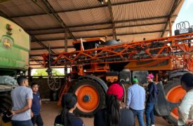 Alunos de Agrocomputação do Campus Grajaú participam de aula de campo sobre uso de máquinas agrícolas